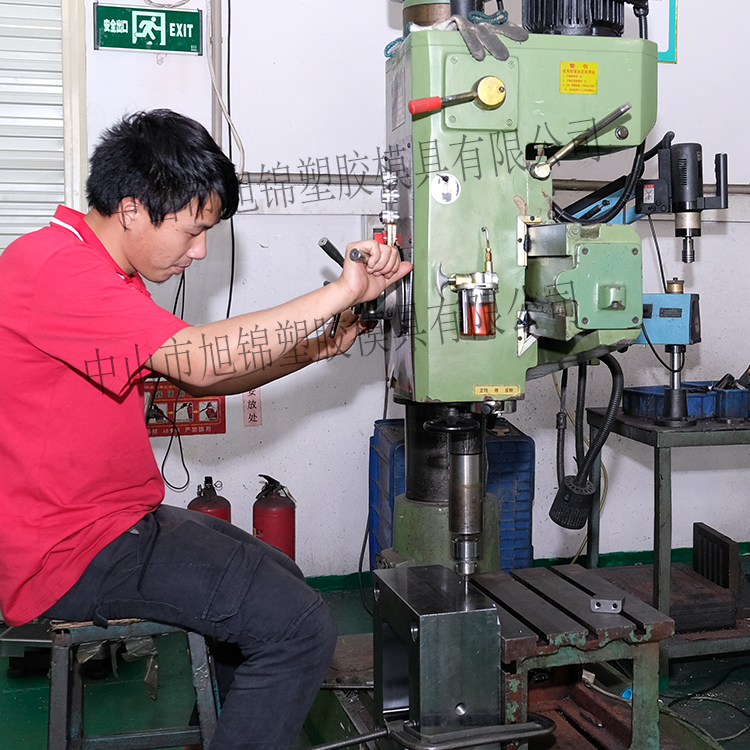 AK(中国)注塑模具生产厂家车床车间