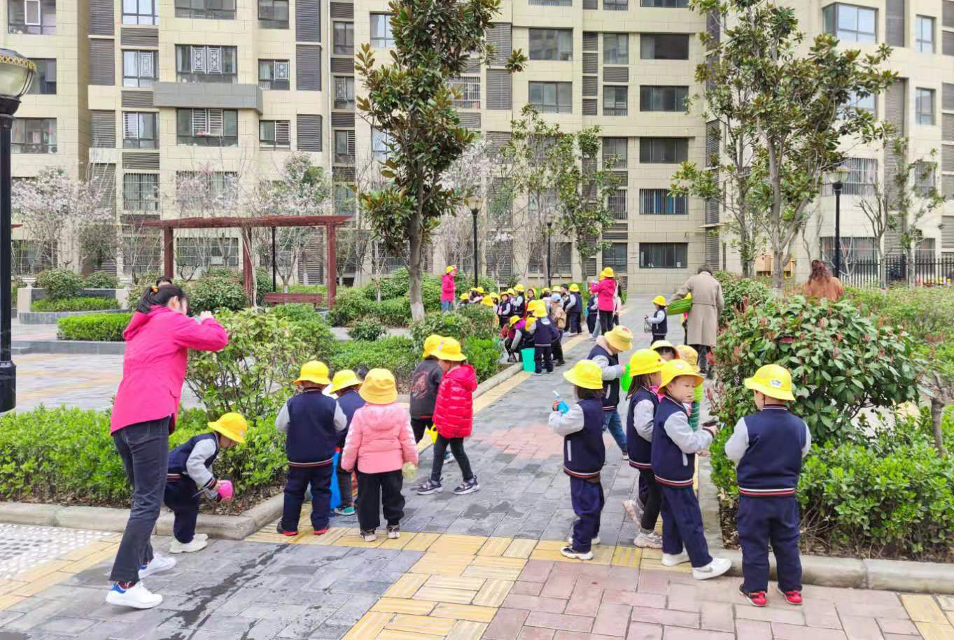 市城投物业公司联合市第五幼儿园开展“植树节”活动
